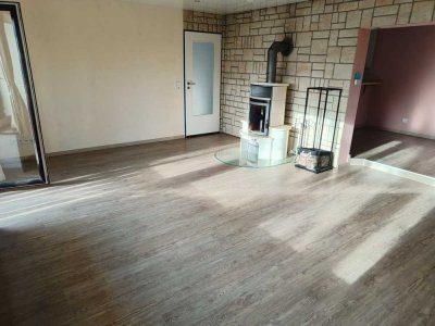 Großzügige, helle 3-Zi-Wohnung mit Loggia, Garage und idyllischem Garten in zentraler Lage