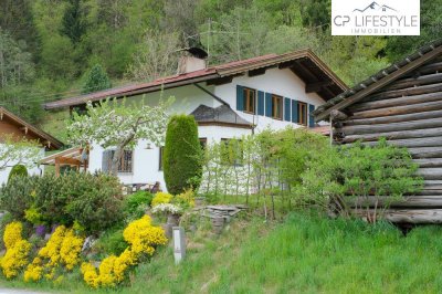 Charmantes Tiroler Familienhaus mit großem Potenzial in sonniger Lage von Jochberg