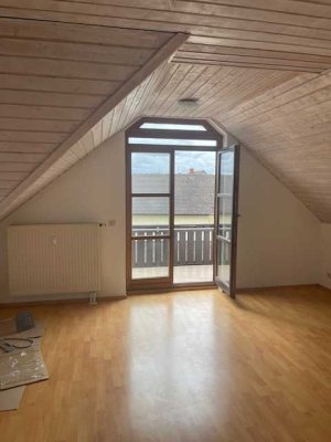 Gepflegte 1-Raum-DG-Wohnung mit Balkon und EBK in Neustadt an der Donau