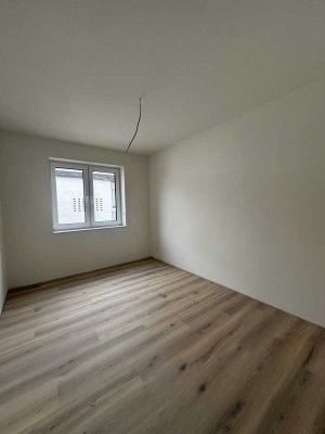 Modernes Wohnen im Neubau – 5-Zimmer-Einheit mit Terrasse & Carport