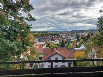 Zentralgelegene 3-Zimmer Wohnung mit Stadtblick in historischer Villa