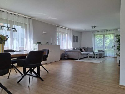 ~ MIT LICHTDURCHFLUTETEN 30 m² WOHNZIMMER UND BALKON~