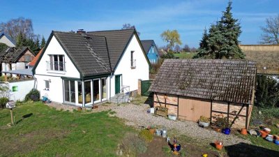 Idyllisches Wohnen auf dem Land: rustikale Doppelhaushälfte mit Garage, Scheune und großem Grundstüc