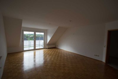 Attika-Wohnung mit 3 Zimmern und Balkon in Romrod