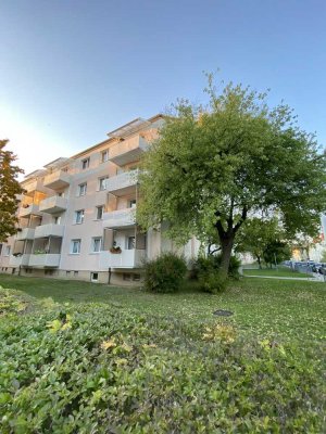 Attraktive und sanierte 3-Zimmer-Wohnung mit Balkon und EBK in Halle