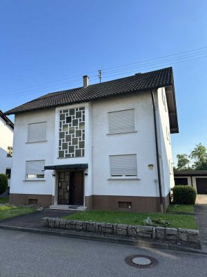 Sandweier/  Mehrfamilienhaus in ruhiger Feldrandlage – Garten, Garagen & Ausbaupotenzial