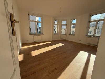 Erstbezug nach Sanierung, Erkerwohnung im 1. OG, Bad mit Wanne und Fenster, WG möglich
