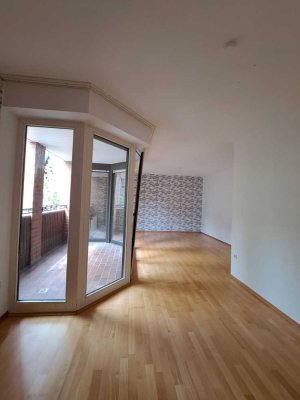 Gepflegte 4-Raum-Wohnung mit geh. Innenausstattung mit Loggia und EBK.