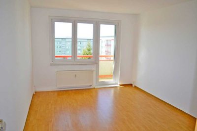 renovierte 3-Raum-Wohnung mit Balkon und Badewanne! Bezug ab 01.09.25 möglich!