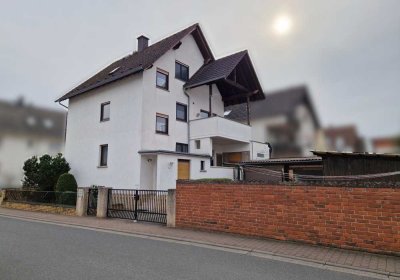 Eppertshausen: Gepflegtes Zweifamilienhaus mit großem Hof, zwei Garagen und gemütlichem Freisitz