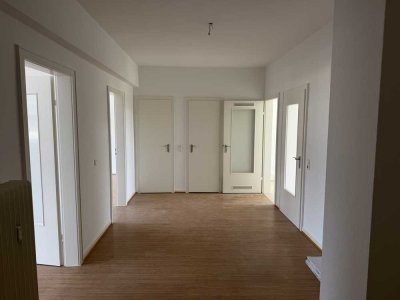 Helle, frisch renovierte Drei-Zimmer-Wohnung mit Balkon.