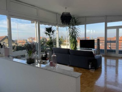 Zentrale, ruhige Penthousewohnung mit neuer Einbauküche sowie See und Bergblick