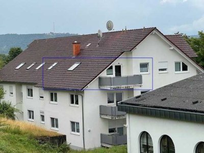Wir bieten an: Freie Dachgeschosswohnung mit Balkon und Stellplatz