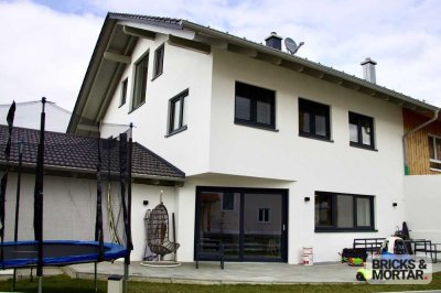Familienidylle pur: Geräumiges Doppelhaus mit sonnigem Garten in Engelsberg