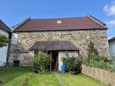 Ideal  zum Wohnen und Arbeiten bietet großes  Wohnhaus m. Scheune u. weiteren Nebengebäude