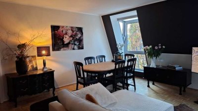 Schöne 2 Zimmerwohnung mit Fensterbad, Gäste WC und Terrasse in Stadthausvilla in Lövenich