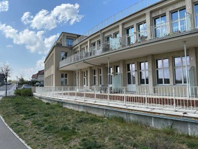 3 Zimmer mit EBK, großer Terrasse und 2 Stellplätzen