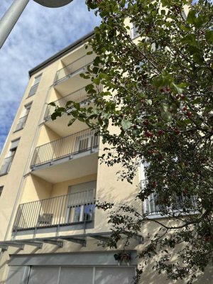 BALKON, EINBAUKÜCHE, BLICK INS "GRÜNE", RUHIGES STADTVIERTEL