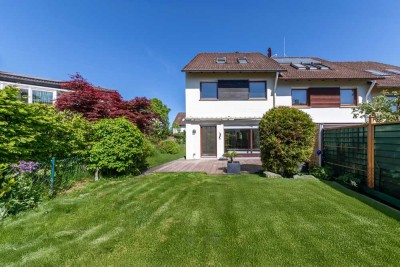 HOME IN THE GREEN! Ideal for international families with pets