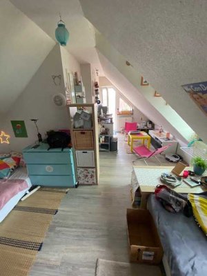 1-Zimmer Dachgeschosswohnung mit ca 35 qm ab sofort zu vermieten!!
