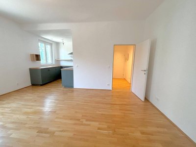 2-Zimmer Wohnung mit offener, möblierter Küche und großem Schlafzimmer!