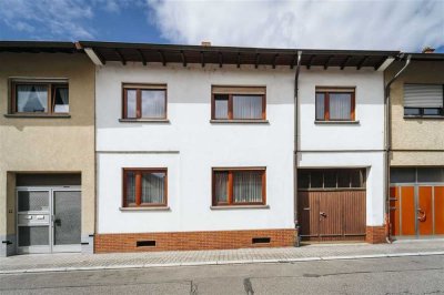 Zweifamilienhaus mit viel Gestaltungspotenzial in zentraler Wohnlage von Plankstadt