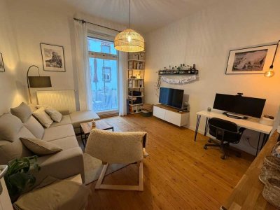 Helle Altbauwohnung mit Balkon in Top Lage im Lindenhof