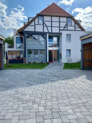 Traumhaftes Wohnen im sanierten Altbau mit Balkon & Carport
