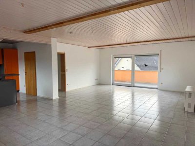 Attraktive Dachgeschosswohnung mit Einbauküche und sonnigem Ausblick