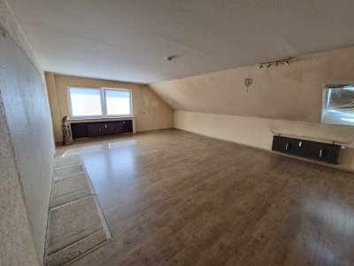 Große Dachgeschosswohnung mit Stellplatz