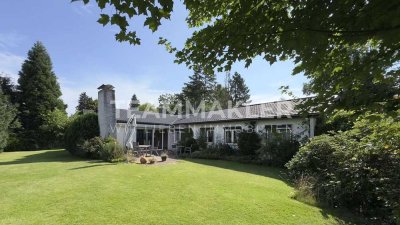 PLATZ, RUHE UND VIEL GRÜN – großer Bungalow mit Traumgrundstück in bester Lage