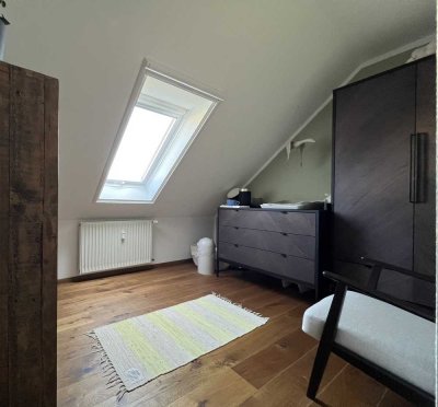 Stilvolle, modernisierte 2,5-Raum-DG-Wohnung mit Einbauküche in Taunusstein