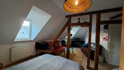 Charmantes 1,5-Zimmer-Apartment (möbliert) im DG in Freiburg-Altstadt