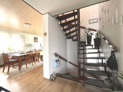 Einfamilienhaus (ca. 155 m²) mit schönem Garten, großzügiger Terrasse und Doppelgarage in Baunatal.