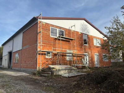 Augsburg - Gessertshausen, Gewerbehalle mit Wohneinheit.