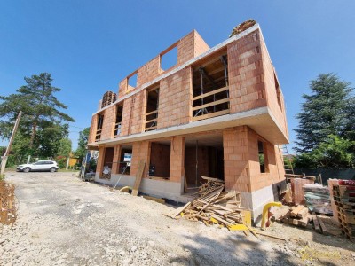 WIENERBERGER-ZIEGELQUALITÄT. 5 ZIMMER, DACHTERRASSE &amp; GARTEN. 100 METER ZUM LANDSCHAFTSSCHUTZGEBIET LOBAU – PROVISIONSFREI für den Käufer.