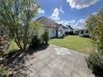 Moderner Bungalow in ruhiger Lage! Glaserfaseranschluss, Garage, pflegeleichtes Grundstück uvm.