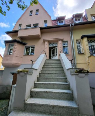 Prachtvolle  Villa ( mit  Denkmalschutz) die als Mehrfamilienhaus mit großen Wohnungen genutzt wird