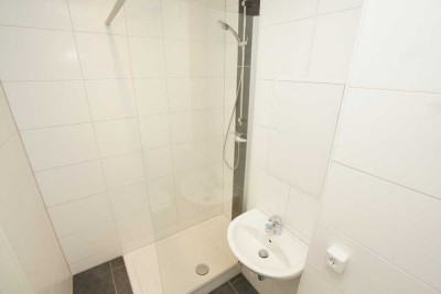 Moderne Dusche / Erstbezug nach Sanierung