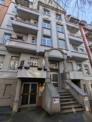Möblierte und komplett ausgestattete 2-Zimmer EG Altbauwohnung in Wiesbaden