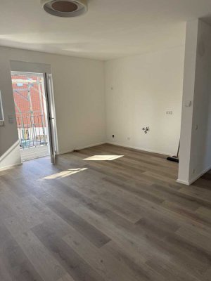 Erstbezug nach Sanierung mit Balkon: attraktive 4-Zimmer-Wohnung in Hürth