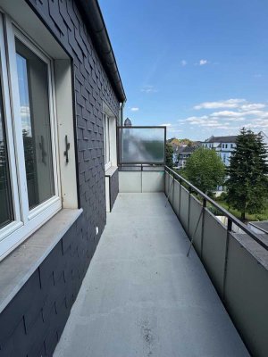 Großzügige, renovierte & helle 3 - Zimmer Wohnung mit großem Balkon & Aufzug in der Dinslakener City