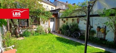 Reihenmittelhaus in Krefeld-Stadtmitte mit Garten und Garage