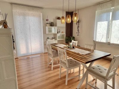 Wunderschönes Haus direkt in Neuenburg!
Großflächige Terrasse +Garten !
U.a. Mehrgenerationenhaus