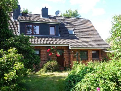TOP-Lage: Renovierungsbedürftiges Einfamilienhaus mit Garage auf großem Grundstück in Meldorf