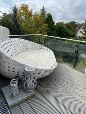 Penthouse, 3. Etage, ruhig im Grünen, trotz Nähe zum Flughafen, exklusiv möbliert