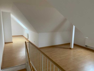 Wohnen über 2 Etagen im DG mit Aufzug -  am Schloßteich !!!
