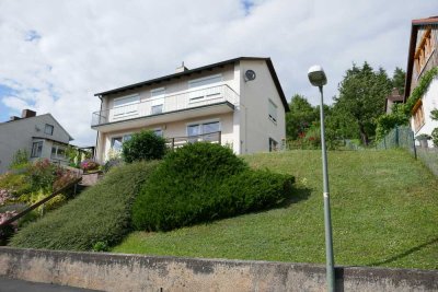 3 Zimmer-Terrassenwohnung mit 600 m² eigenem Garten am Südhang mit Premiumaussicht