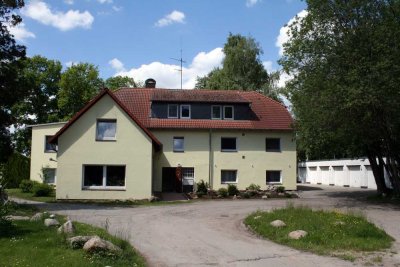 Garbsen, Resse: renovierte, großzügige 1-Zi. Dachgeschoss-Wohnung, Küche/Duschbad/Flur + Garage