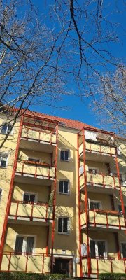 Sonnige zwei-Raum-Wohnung mit Balkon, Tageslichtbad und grünem Innenhof in ruhiger Nebenstrasse